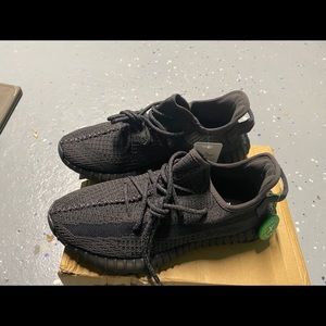 Size 10 reflective  static black Adidas Yeezy‘